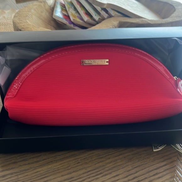 New in Box Giorgio Armani wristlet/ makeup bag - Picture 2 of 4